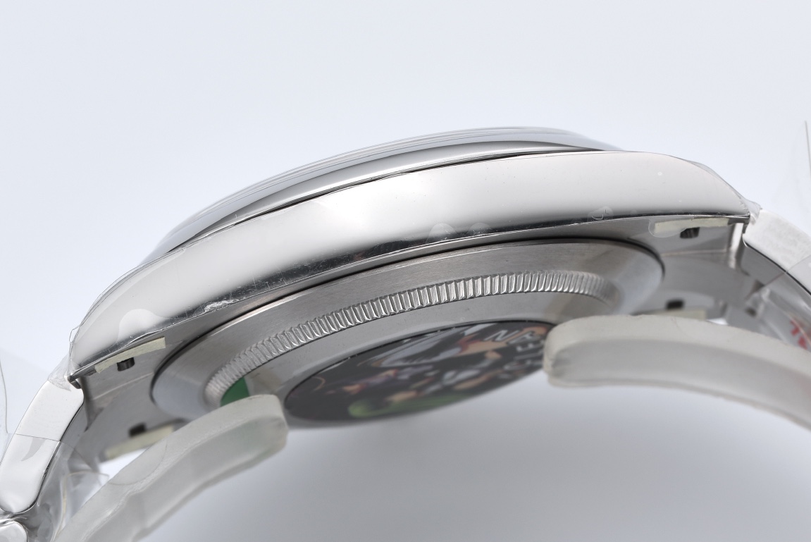 Vista laterale del Rolex replica, che mostra il profilo della cassa e la corona di carica