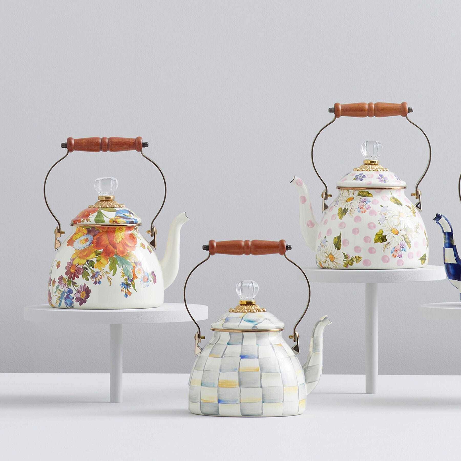 Flower Market White Enamel Tea Kettle by Mackenzie-Childs 1,89L