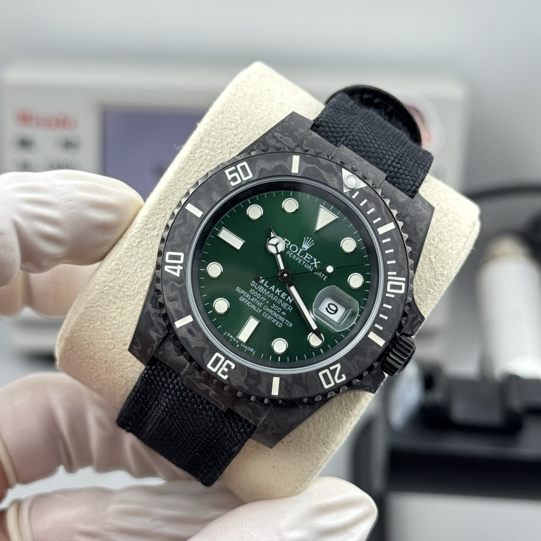 Close-up of the rich green dial on a high-grade Submariner replica watch with applied luminous markers, cyclops lens over date window, and silver hands