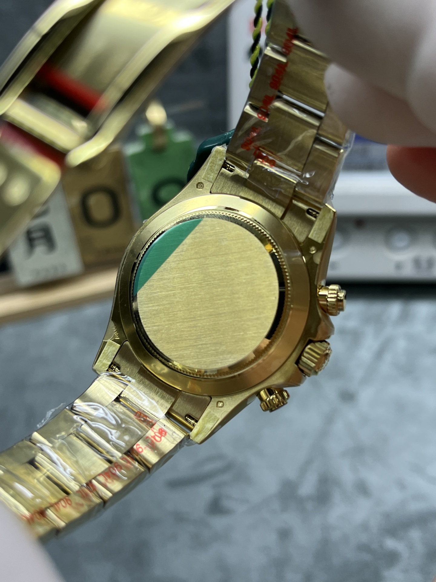Solid case back with brushed finish on a gold replica Daytona