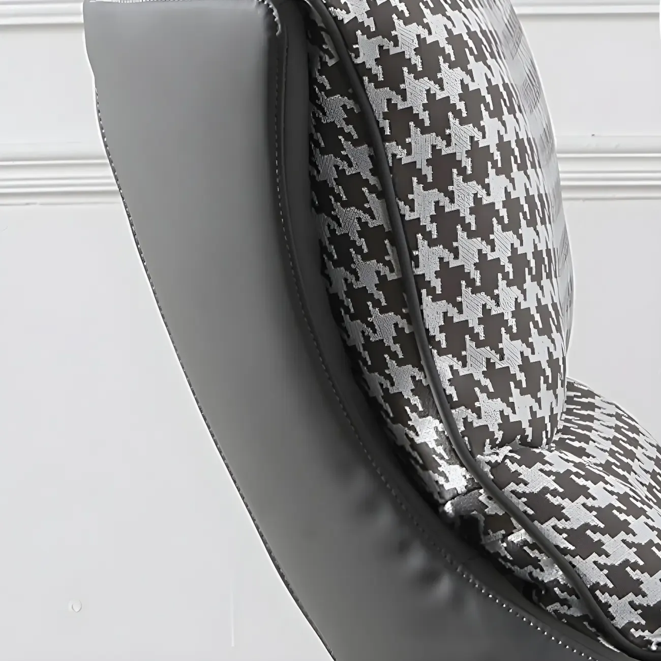 Modern Fabric Lounge Chair in Green with Cushioned Seat