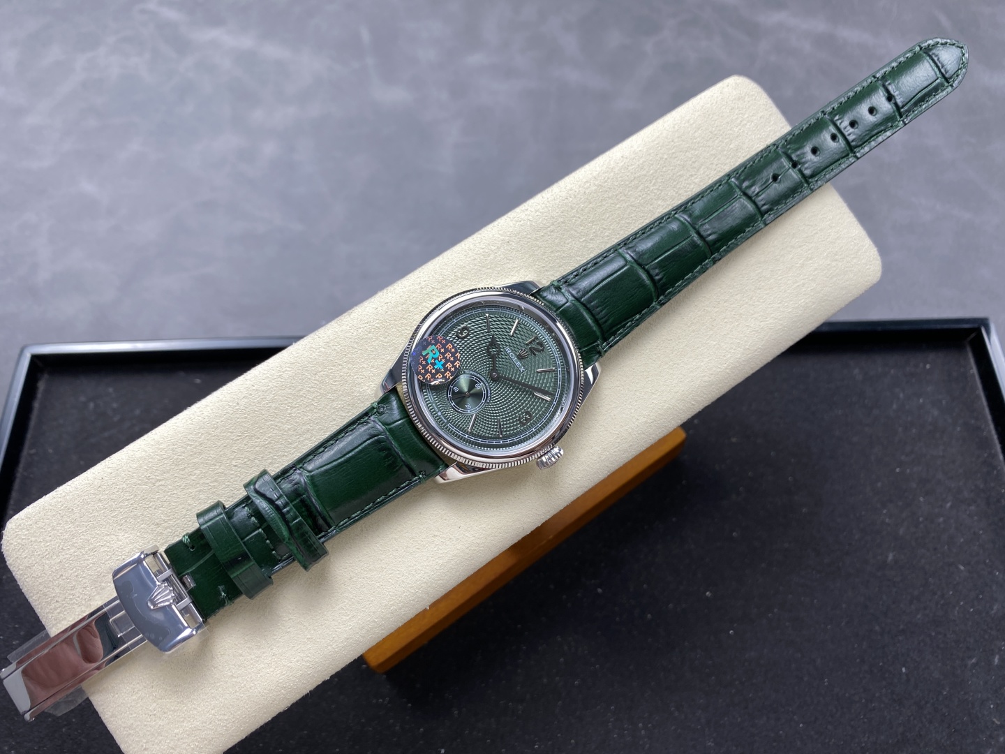 Orologio Rolex replica verde cinturino in pelle su vassoio