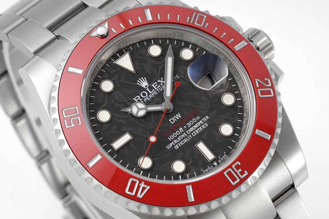 Detalle del dial y bisel rojo del Rolex Submariner réplica