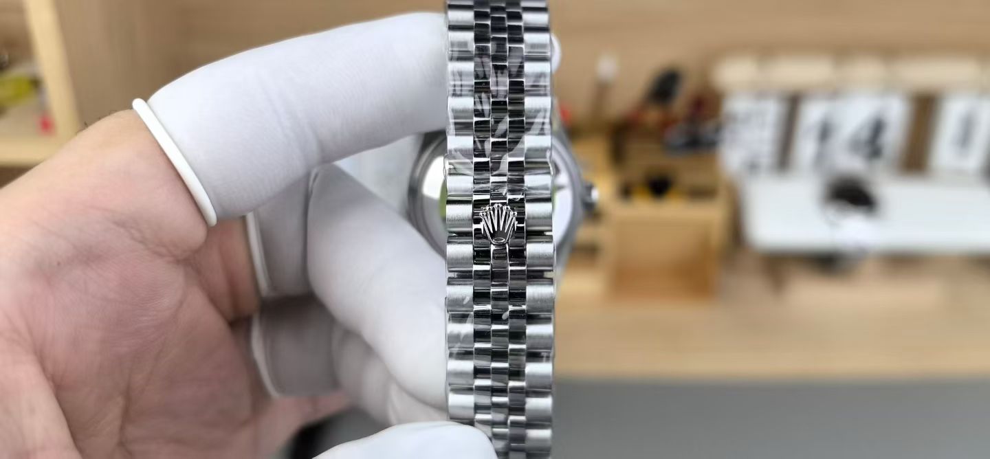 Rolex replica Jubilee bracelet clasp close-up with polished center links
