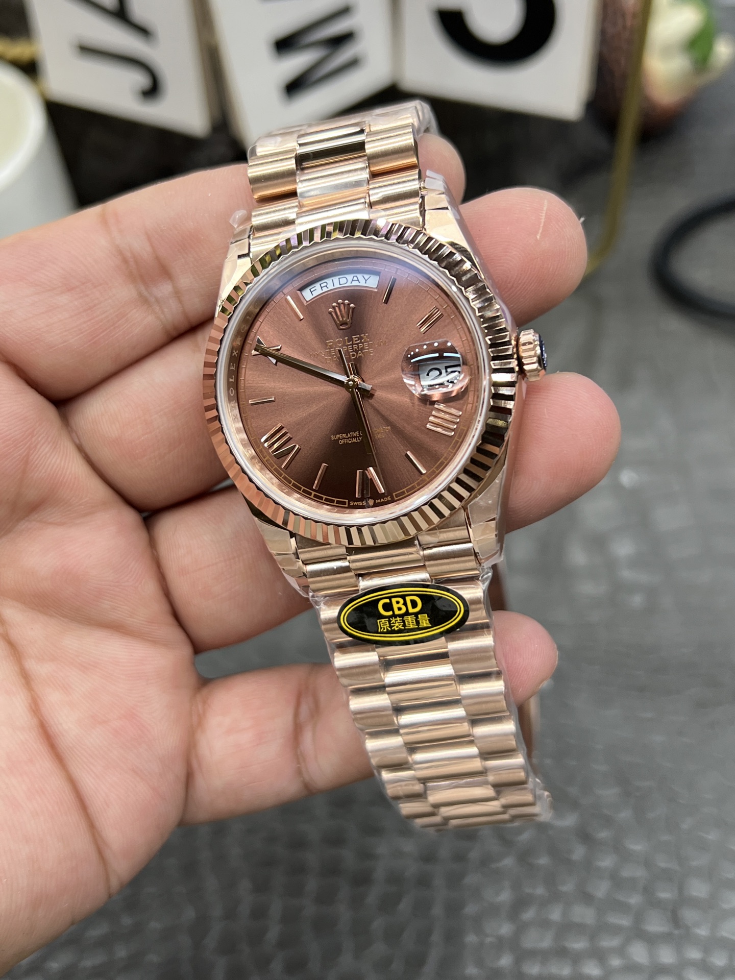 Zifferblatt Detail der hochwertigen Rolex Imitation mit Day und Date Fenster und braunem Sunburst Design