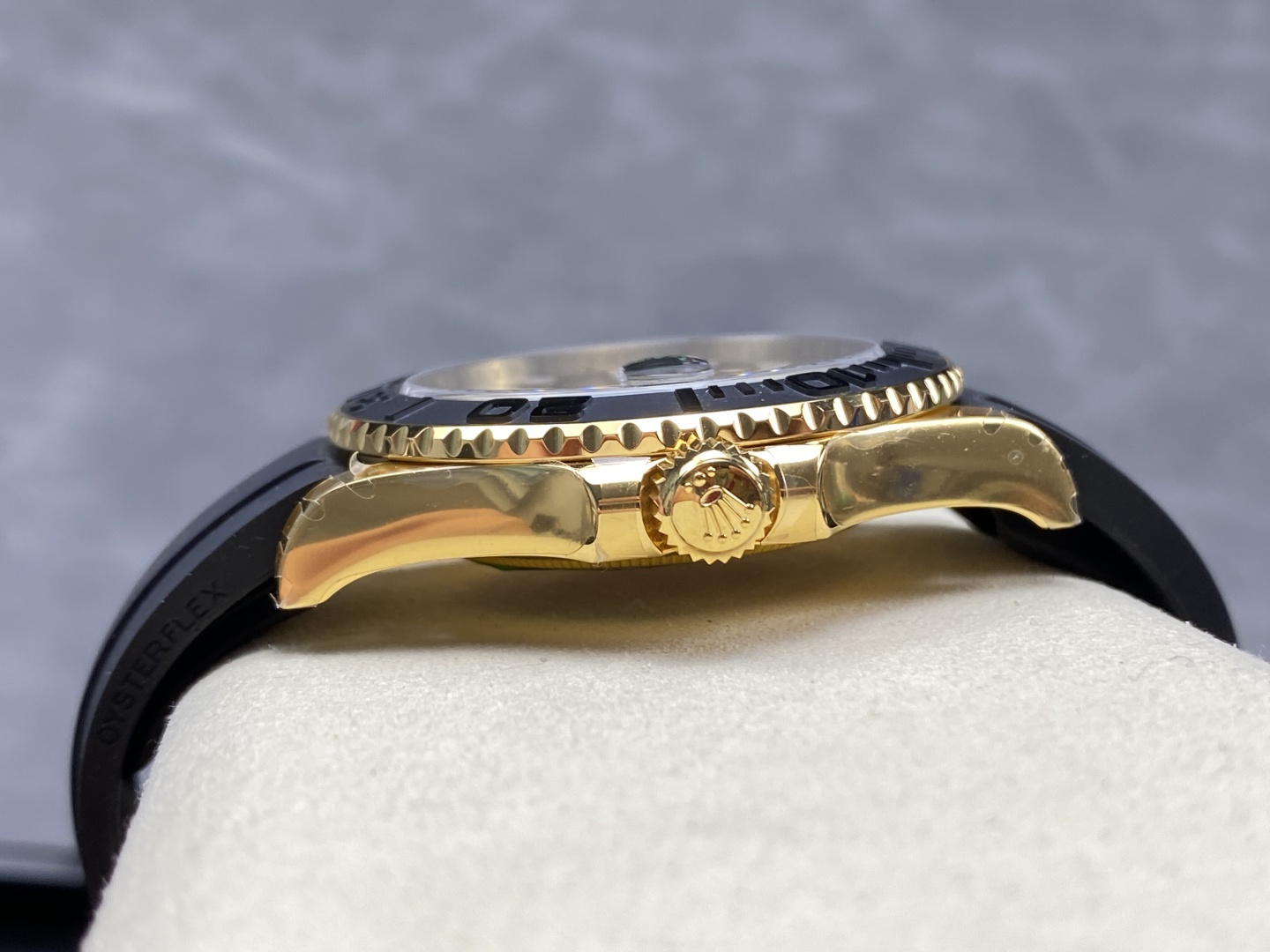 Perfil lateral del Yacht-Master - Corona y bisel negro