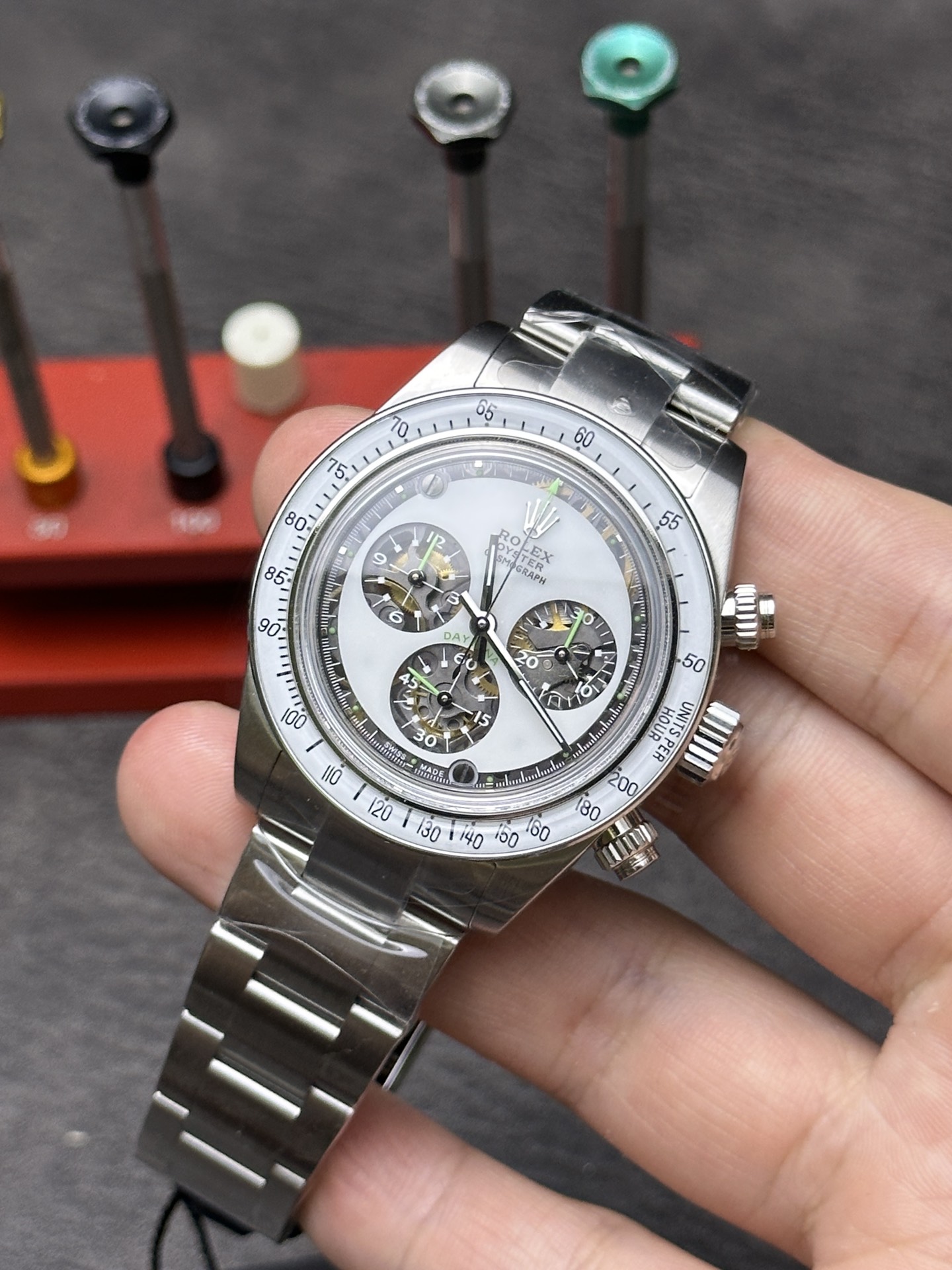 Rolex Daytona 116500LN clone 1:1 with white dial and steel bracelet in hand
