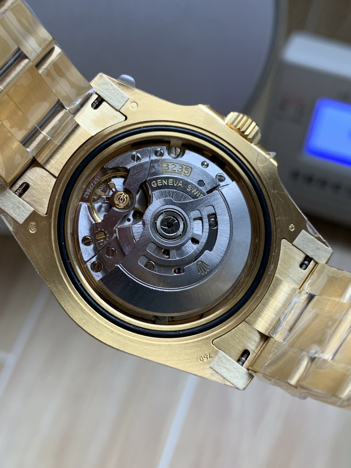 Goldene Rolex Submariner Replika mit blauem Zifferblatt, leuchtenden Zeigern und Oyster Armband