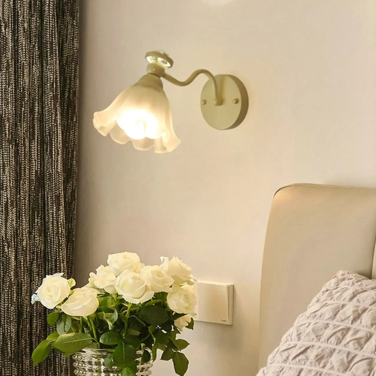 Modern 5 to 9 Inch Floral Shape Wall Sconce for Bedroom