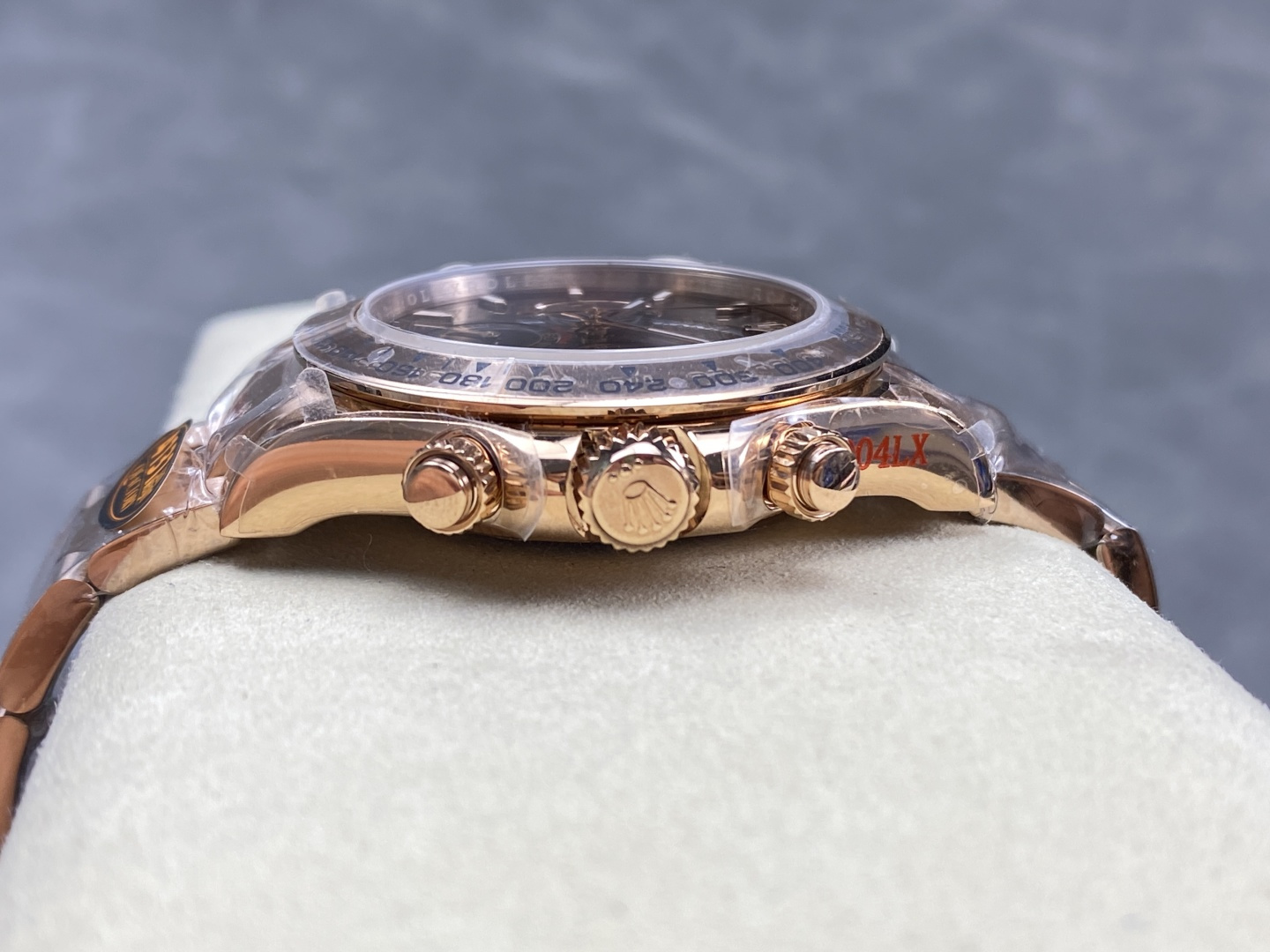 Seitenprofil der Roségold Rolex Daytona Replik mit Krone, Drückern und Tachymeter-Lünette