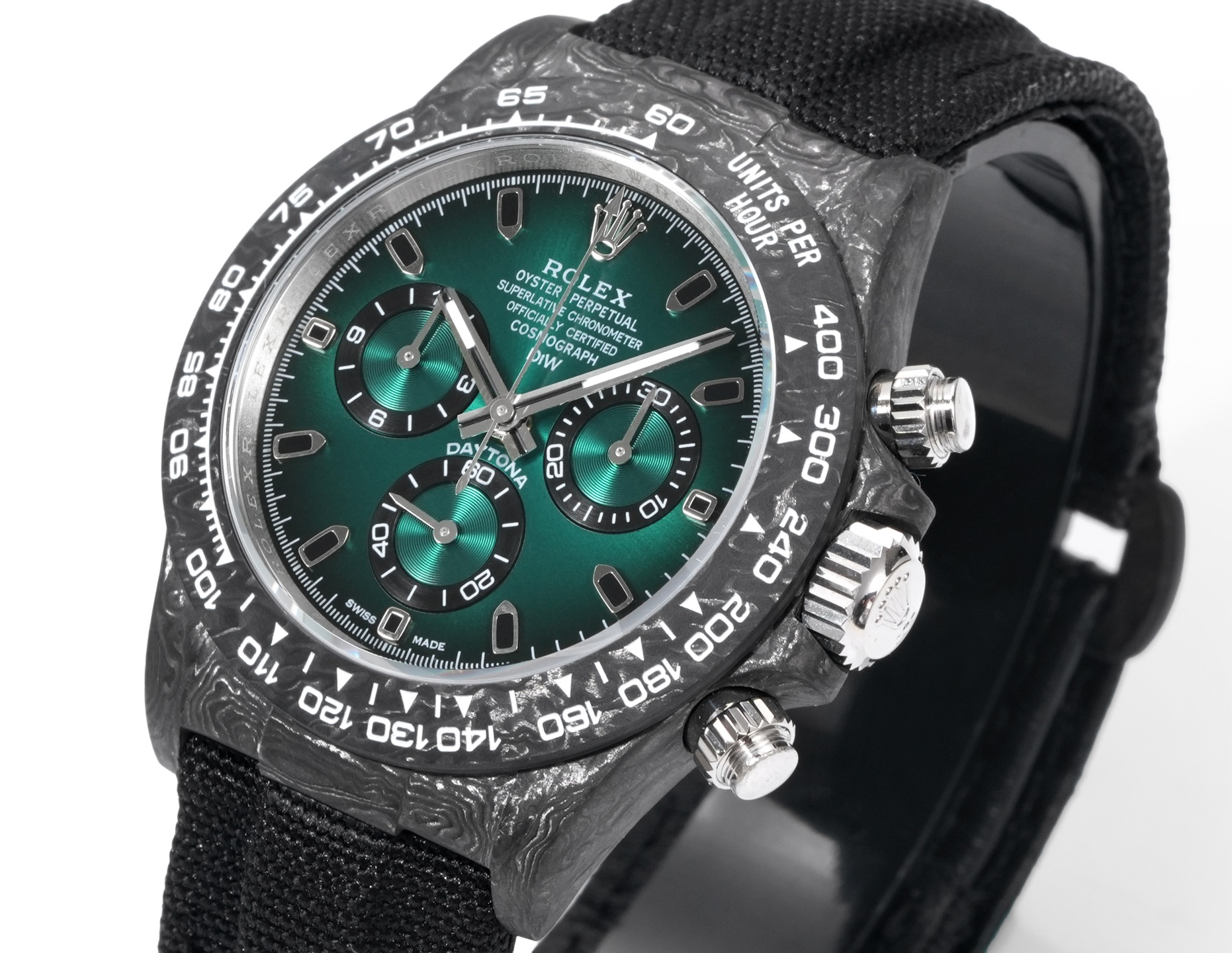 Frontansicht der Rolex Daytona Replica mit grunem Zifferblatt und Carbon-Lunette