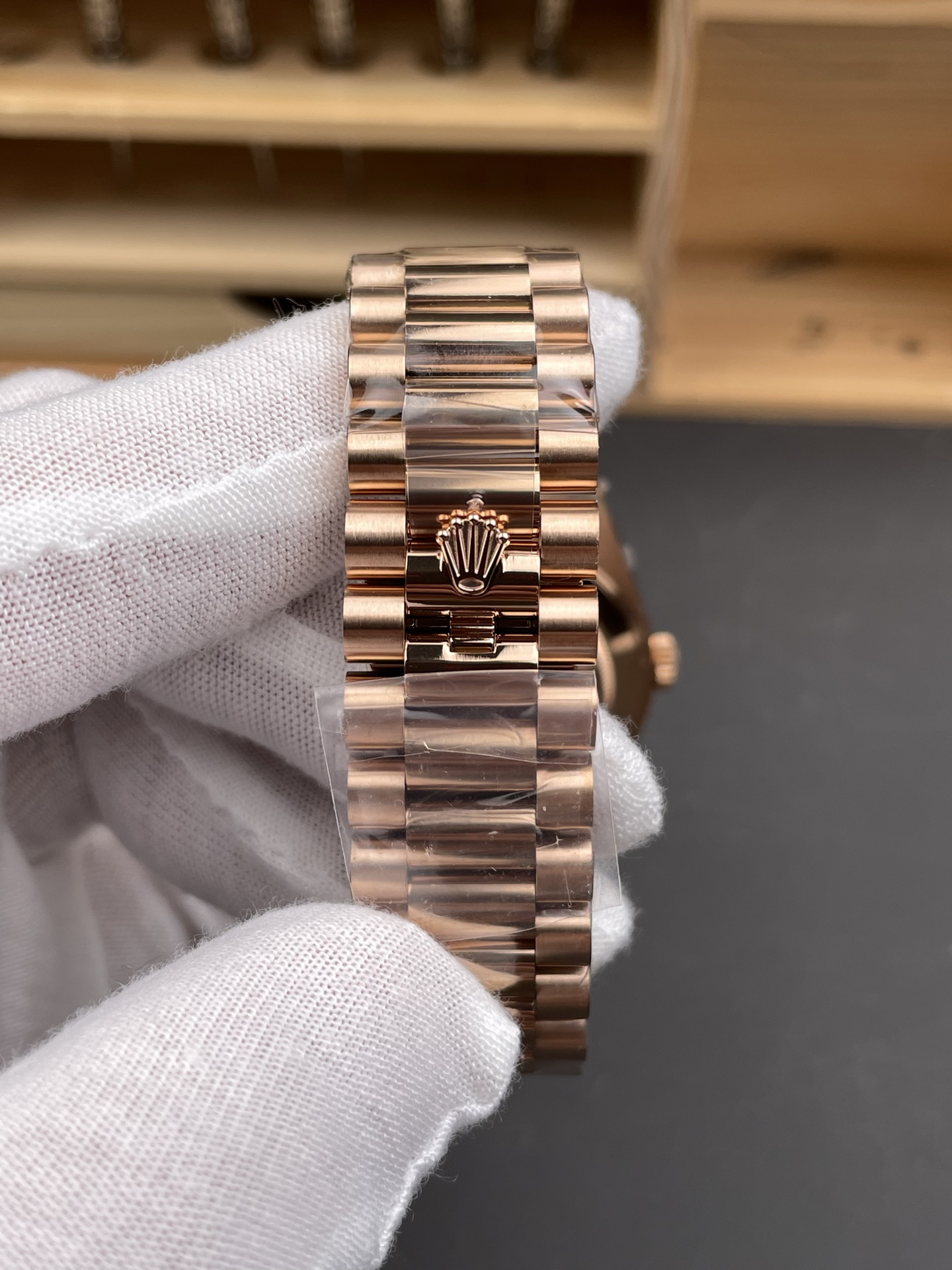 Rose gold replica watch clasp with crown logo and polished bracelet finishing