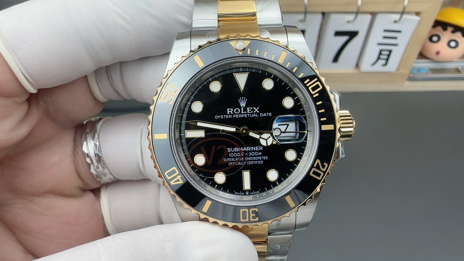 Front view of two tone replica Rolex Submariner dial bezel and date magnifier