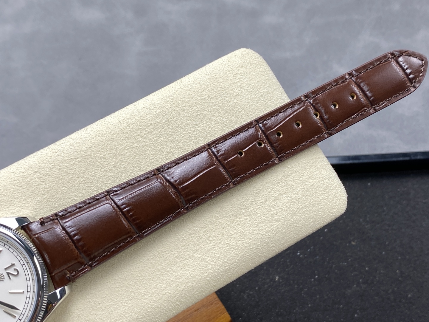 Dettaglio cinturino in pelle di alligatore con cuciture precise e fori di regolazione della replica Rolex