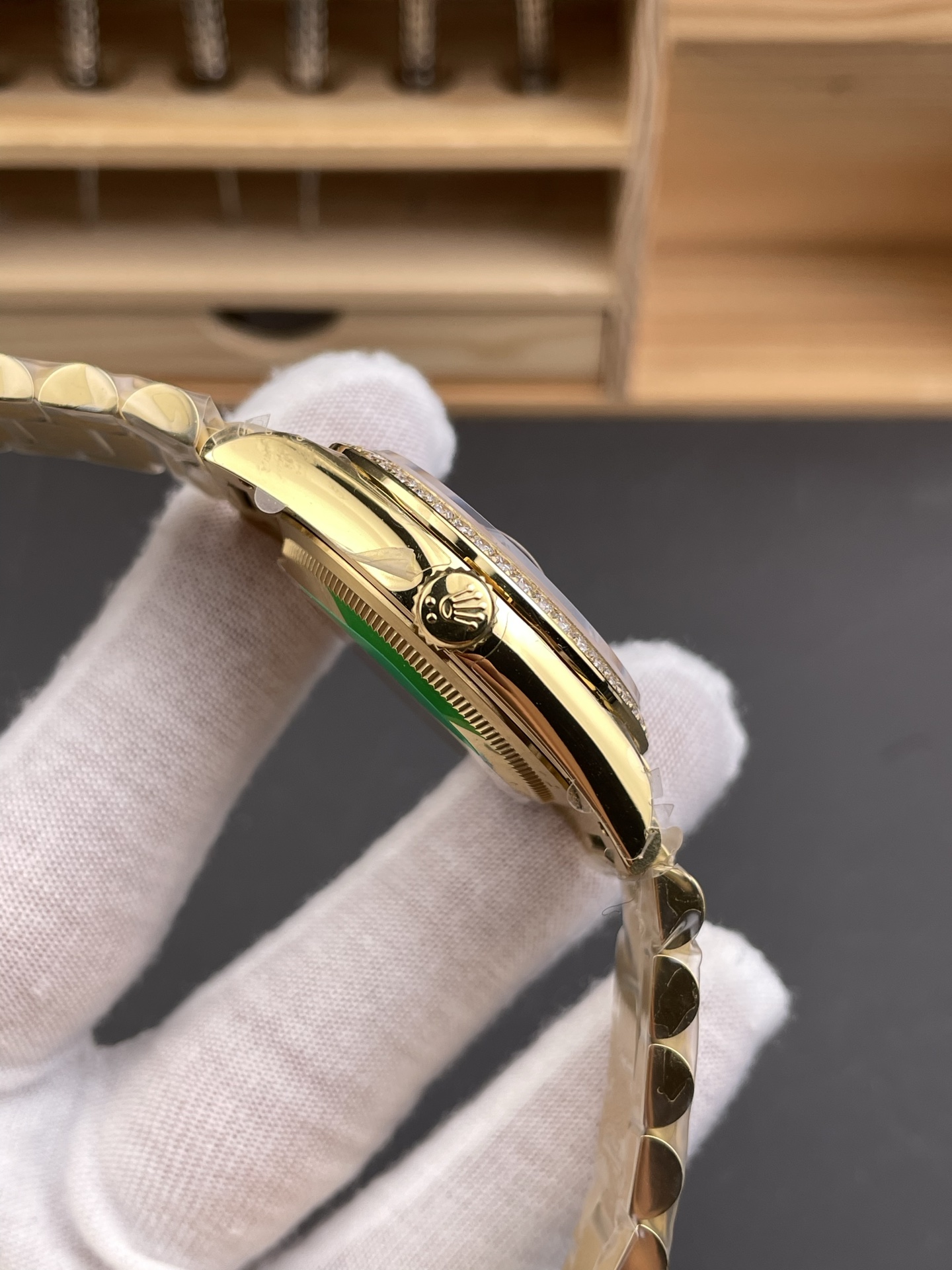 Rolex Day-Date replica 3255 side profile yellow gold case and diamond bezel