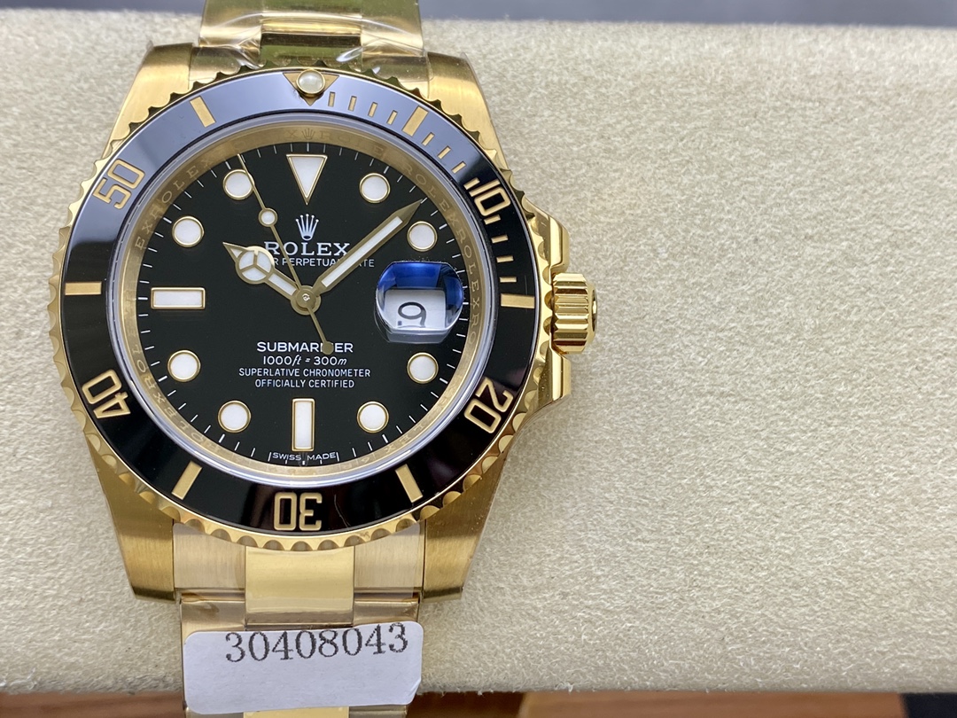Gold Rolex Submariner 3135 replica with black dial and cyclops