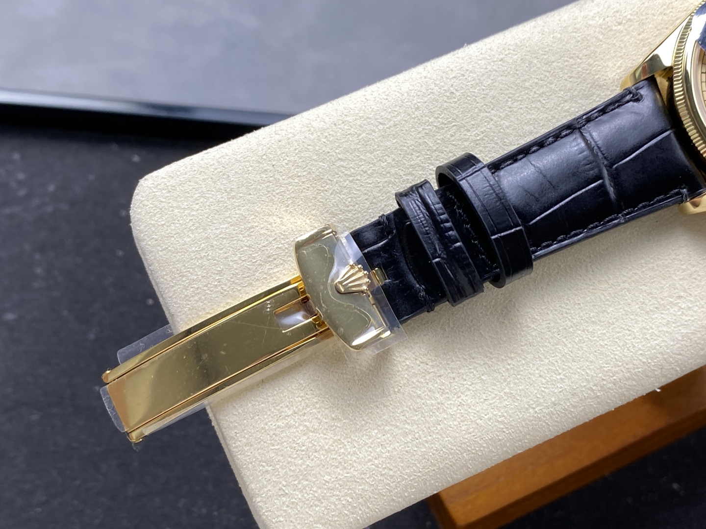 Nahaufnahme des Deployment Clasps mit Rolex Krone Logo