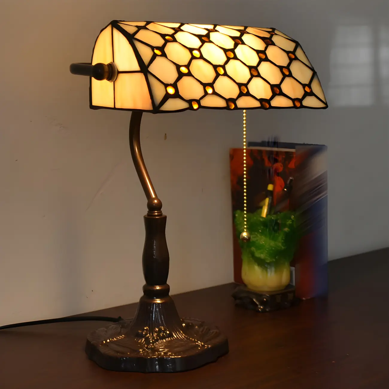 HomeyFad Retro Stained Glass LED Banker Table Lamp in Pull Chain