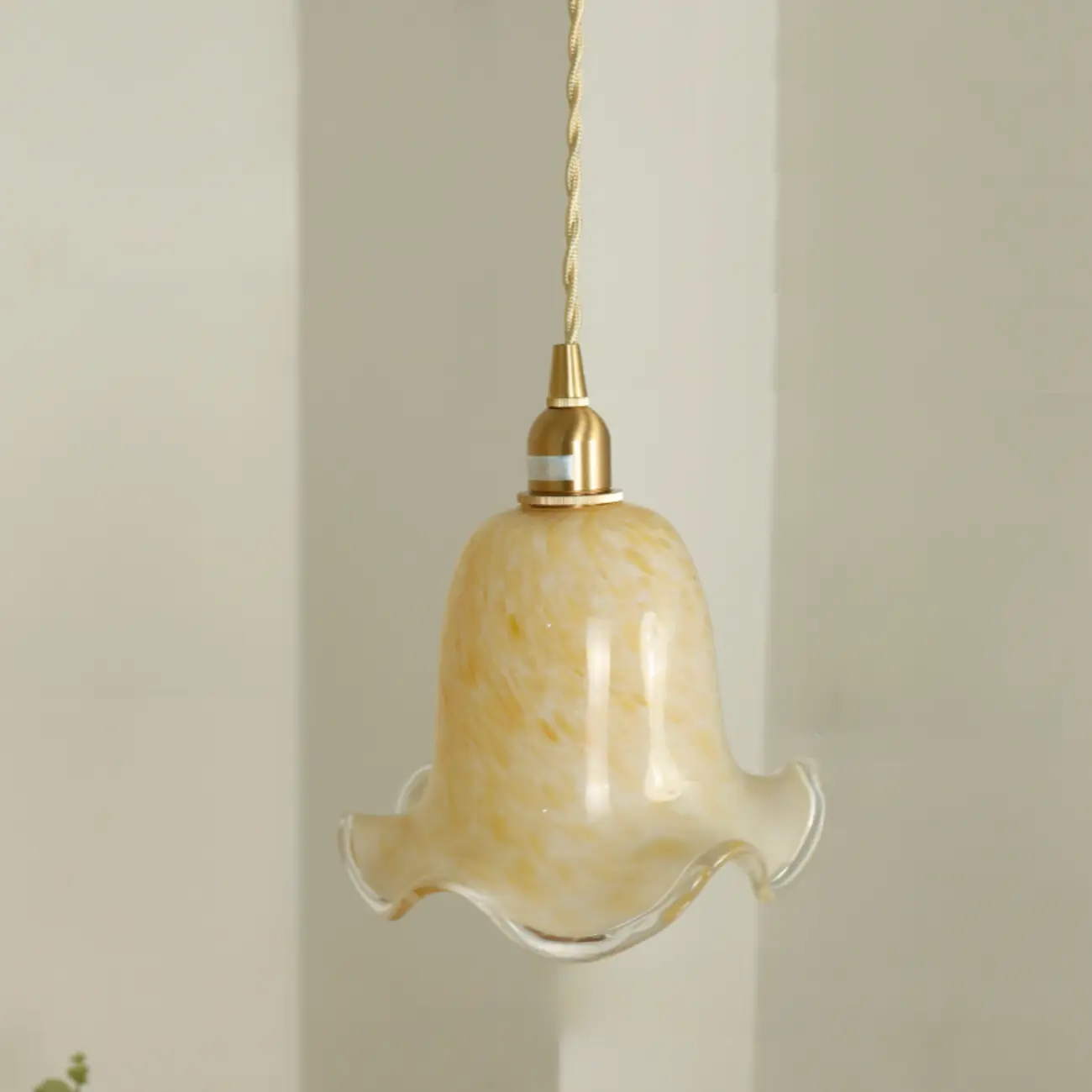 Modern Glass Pendant Light Gold Fixture in Flower Shaped