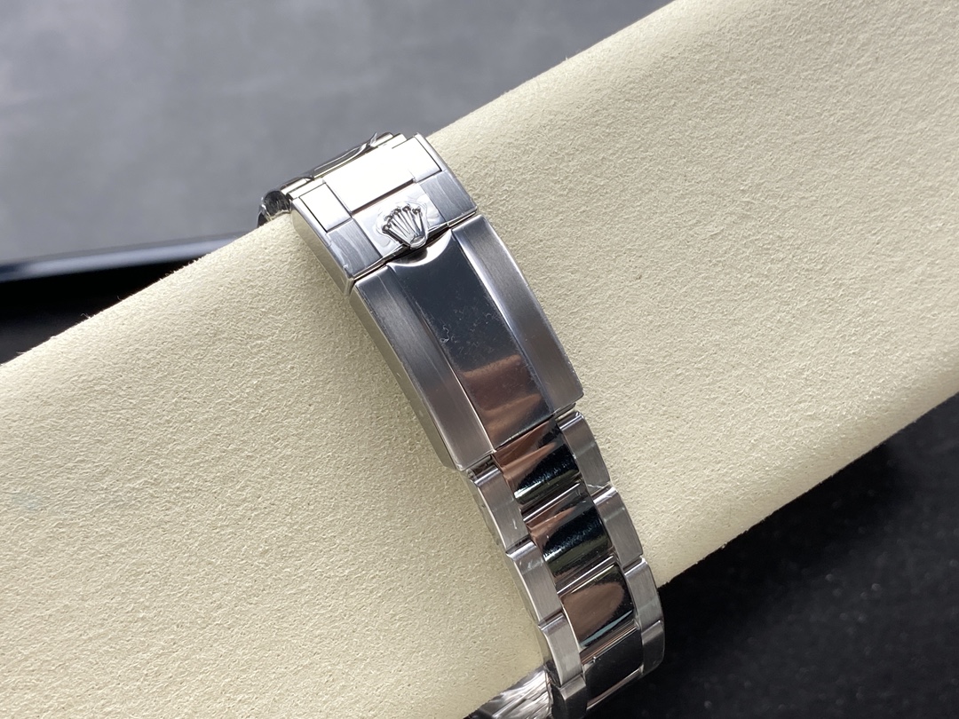 GMT-Master II clasp and Oyster bracelet detail