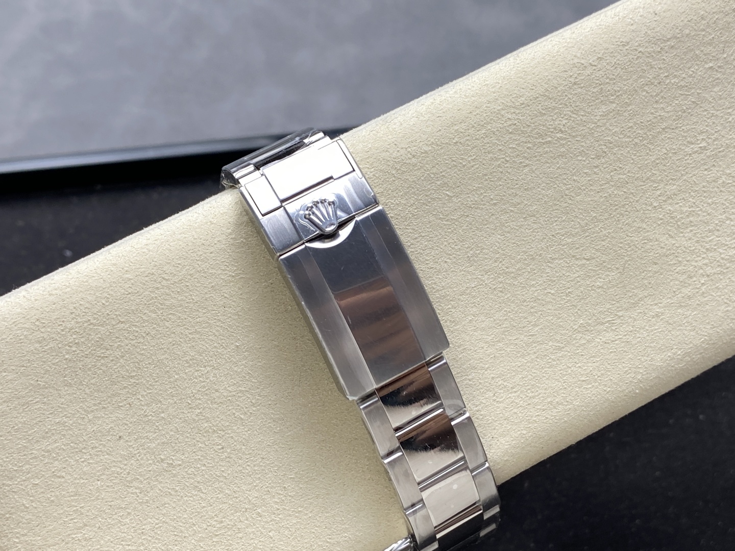 Nahaufnahme des Oyster Armbands und der Faltschließe mit Rolex Krone Gravur bei einer gefälschten Rolex Uhr