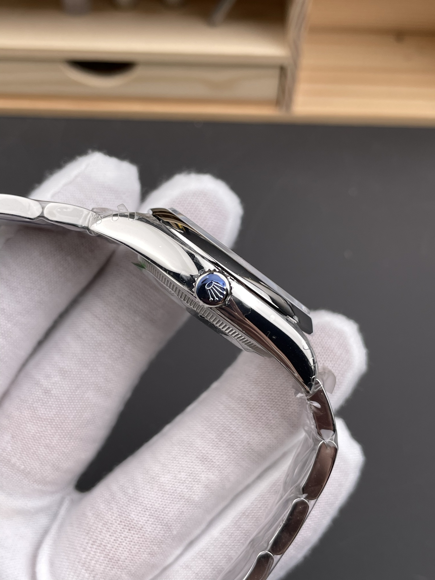 Seitliche Gehaeuseansicht mit verschraubter Krone, polierter Flanke und flachem Profil der Oyster Perpetual