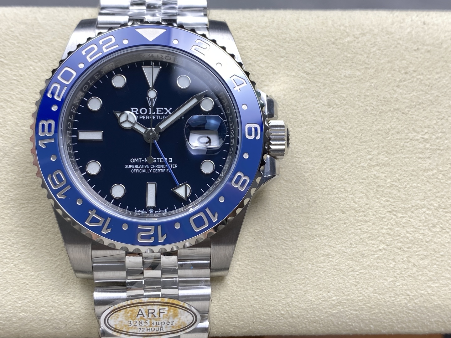 Frontansicht der ARF 3285 Super Rolex GMT-Master II Replik mit tiefer blauer Lünette, Datumsfenster und leuchtenden Zeigern auf cremefarbenem Untergrund
