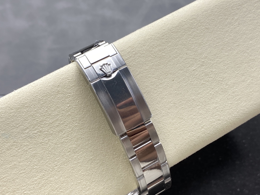 Chiusura deployante Rolex replica con logo corona inciso e maglie in acciaio 904L