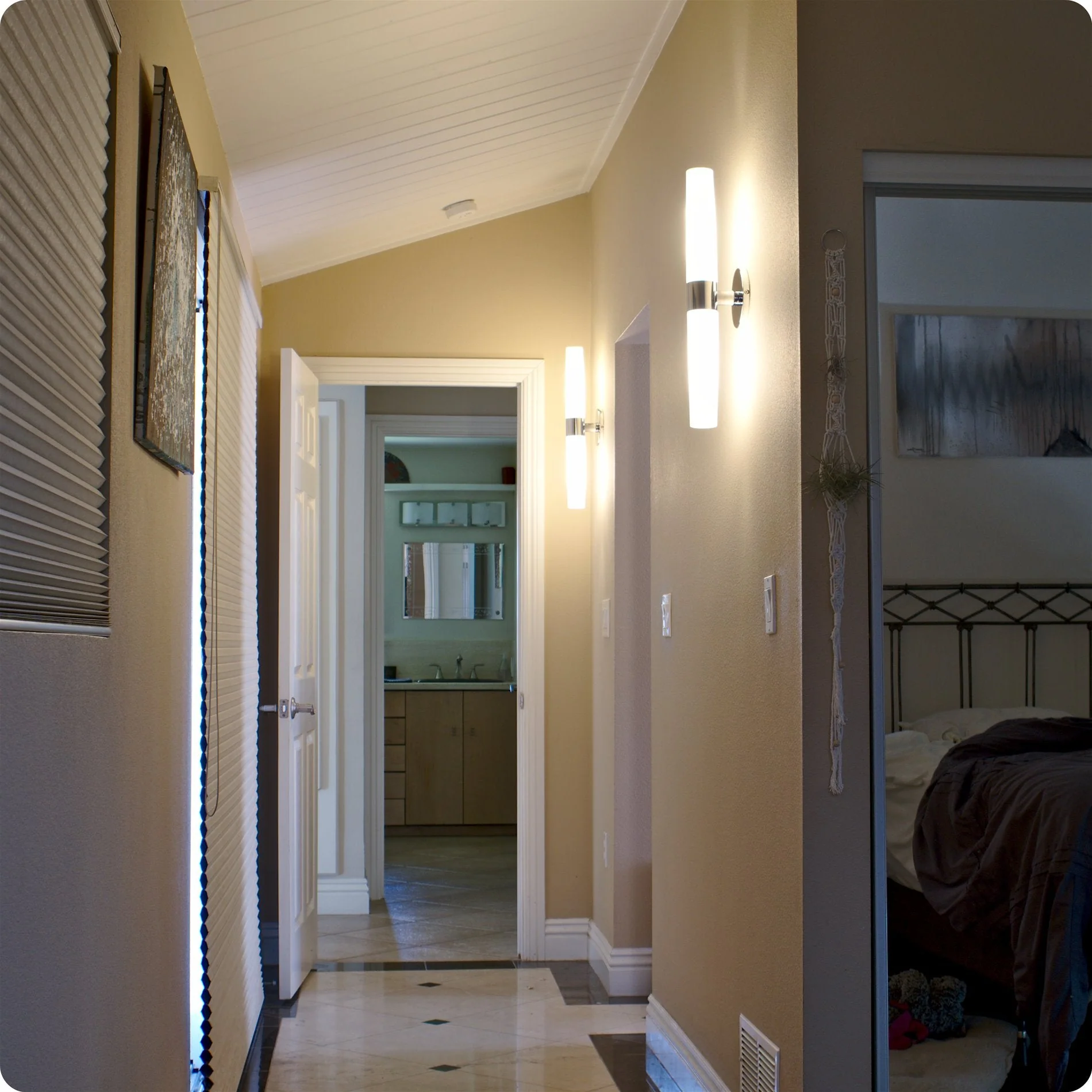 Duo 21 Modern Bathroom / Vanity Wall Sconce