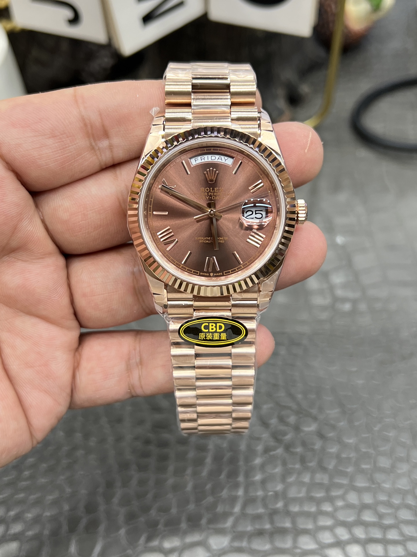 Seitenprofil der hochwertigen Rolex Replica mit fluted Lünette und originaler Krone in Roségold