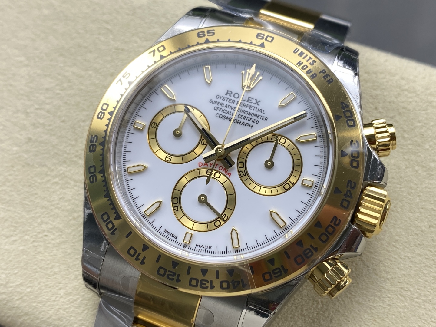 Close-up white dial and gold subdials Rolex Daytona replica
