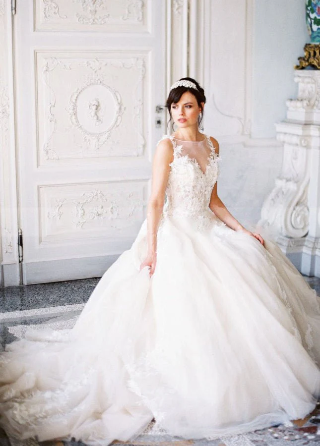 A-line Tulle Lace Appliques Princess Covered-Button Wedding Gown