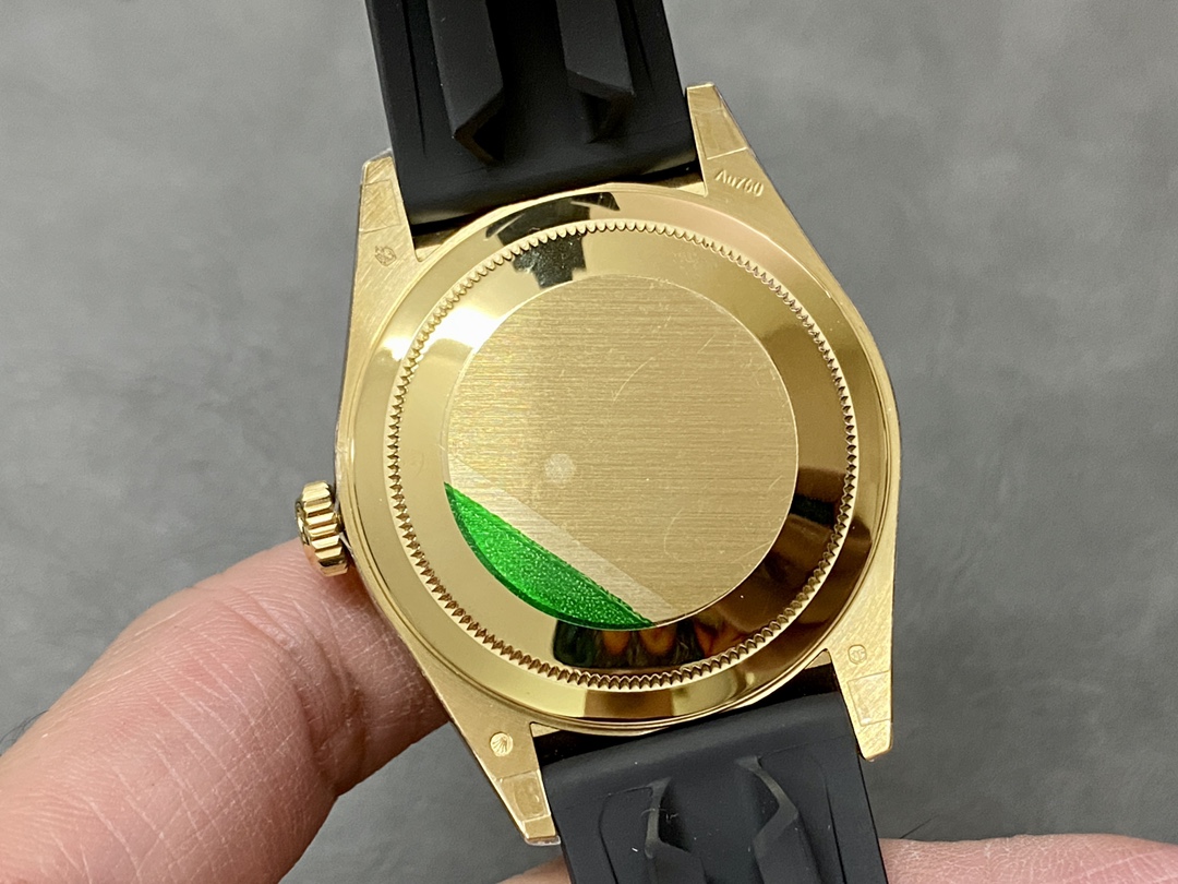 Fondo de caja de un reloj super clon Rolex Sky-Dweller con grabado AU750 y acabado cepillado en oro.