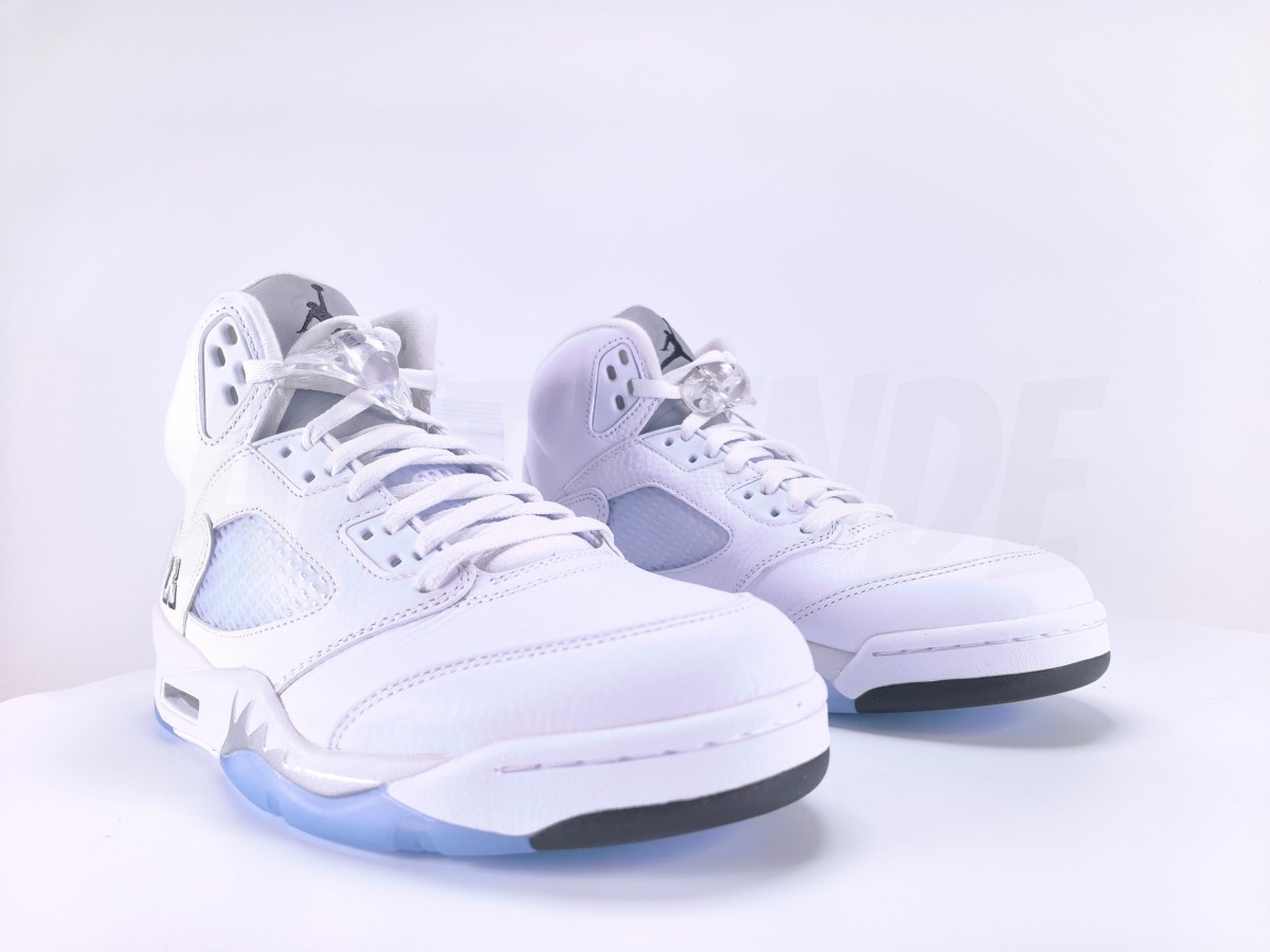 Jordan 5 Retro White Metallic (2026) - Aktrende
