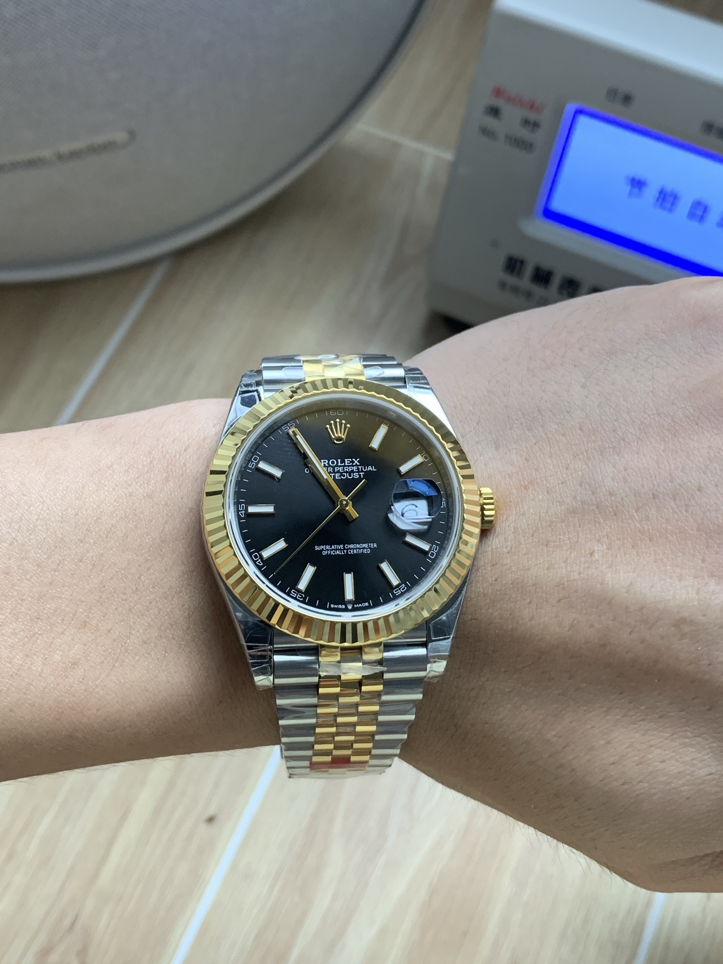 Rolex Datejust 41 replica worn on wrist highlighting the elegant black dial and comfortable two-tone bracelet