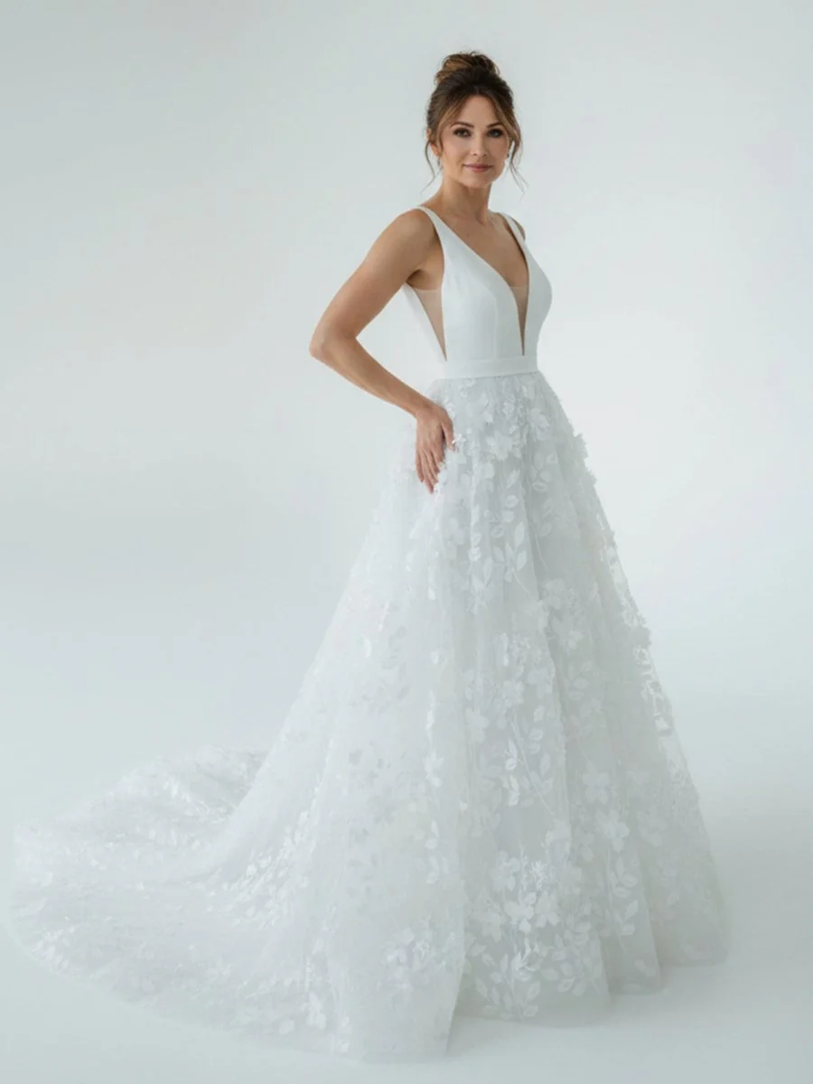 A Line White Tulle Lace Sleeveless Flowers Wedding Dresses