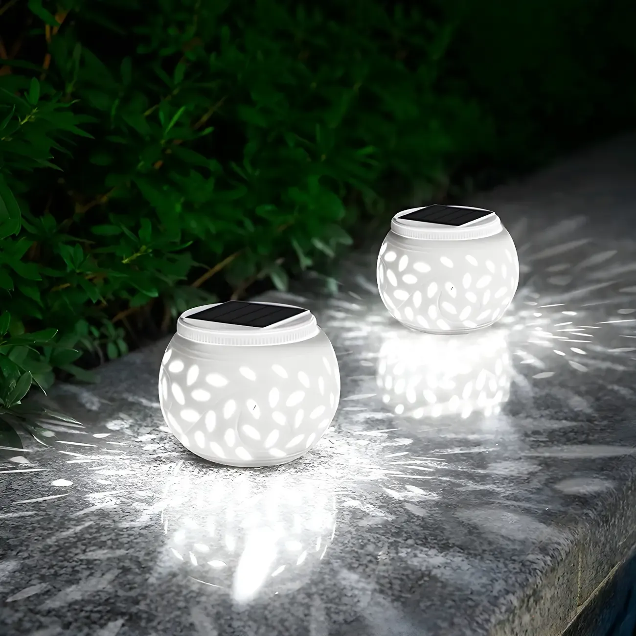 Decorative Hollowed White Ceramic Solar Outdoor Post Lights