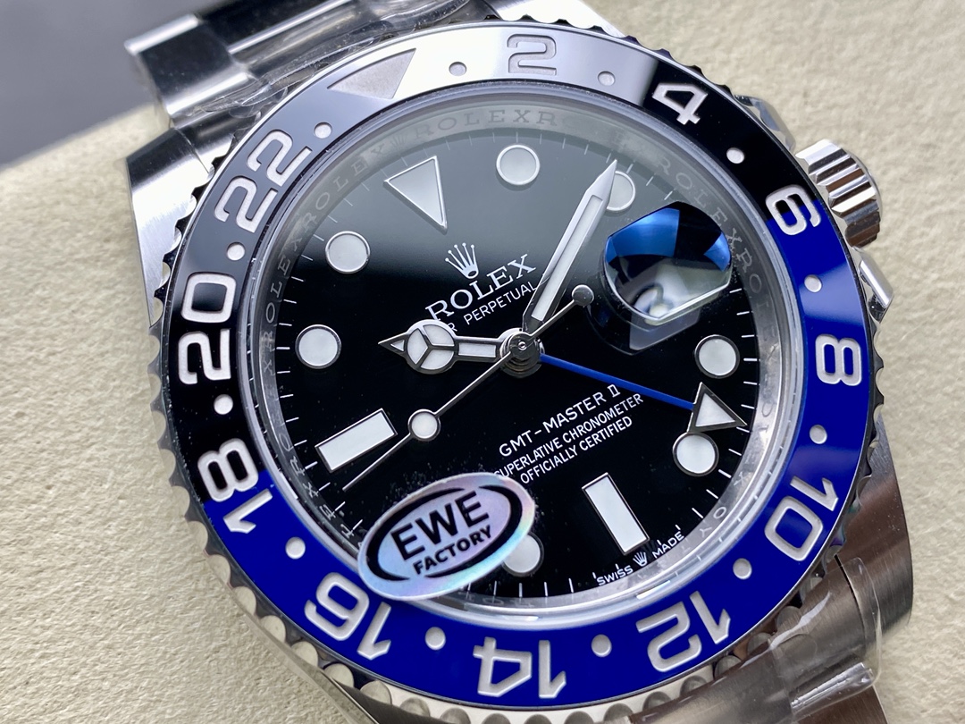 Quadrante Rolex GMT Master II replica con dettaglio lente ciclope e logo EWE factory
