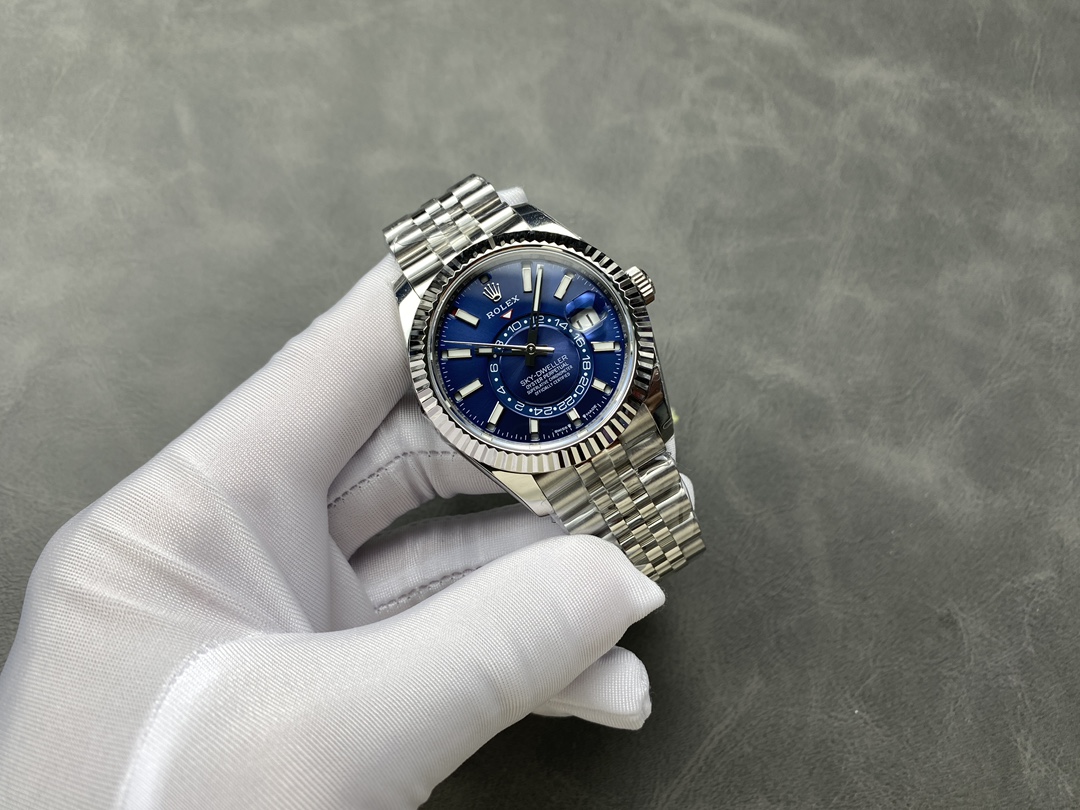 Copia Rolex Sky-Dweller en la muñeca con guante blanco