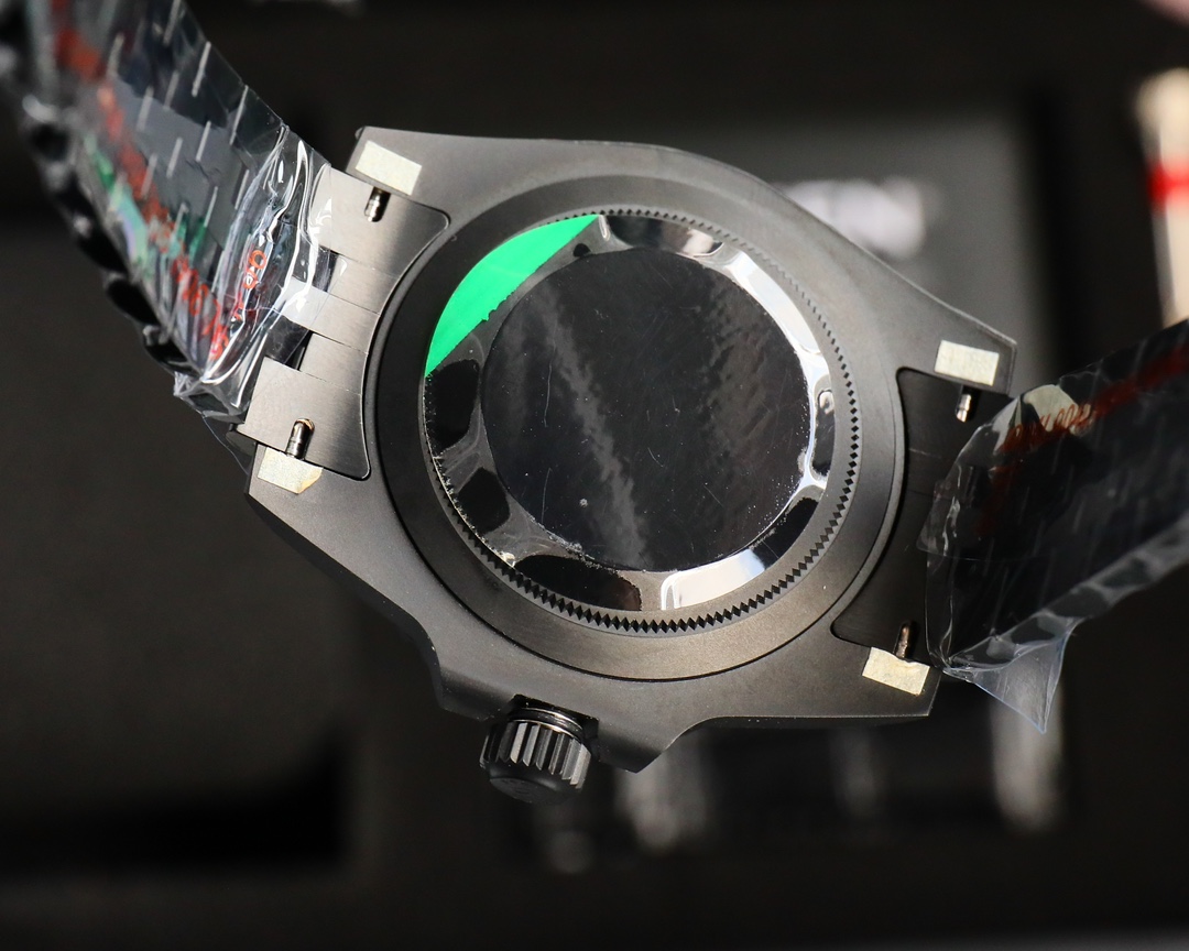 Rolex Submariner replica case back with movement view