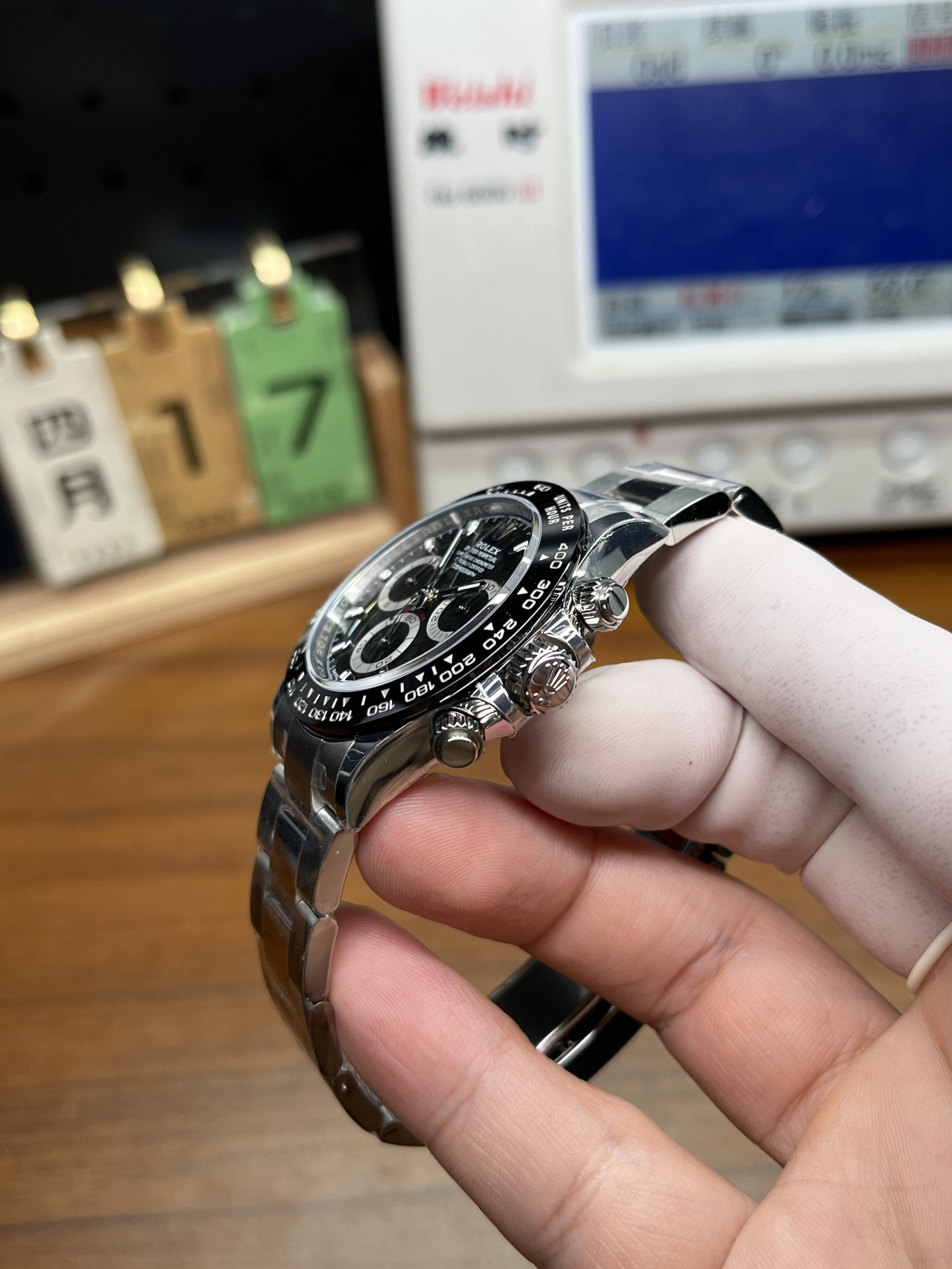 Rolex Daytona replica side profile with chronograph pushers