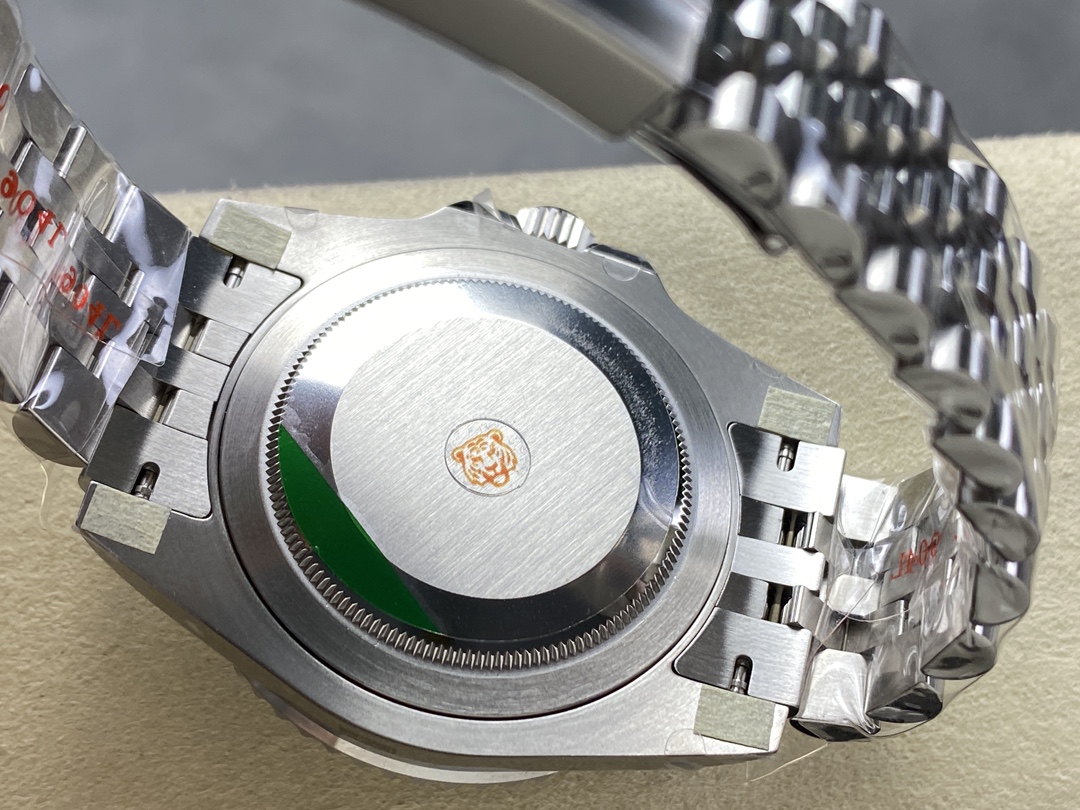 Caseback tiger emblem on 1:1 clone watches