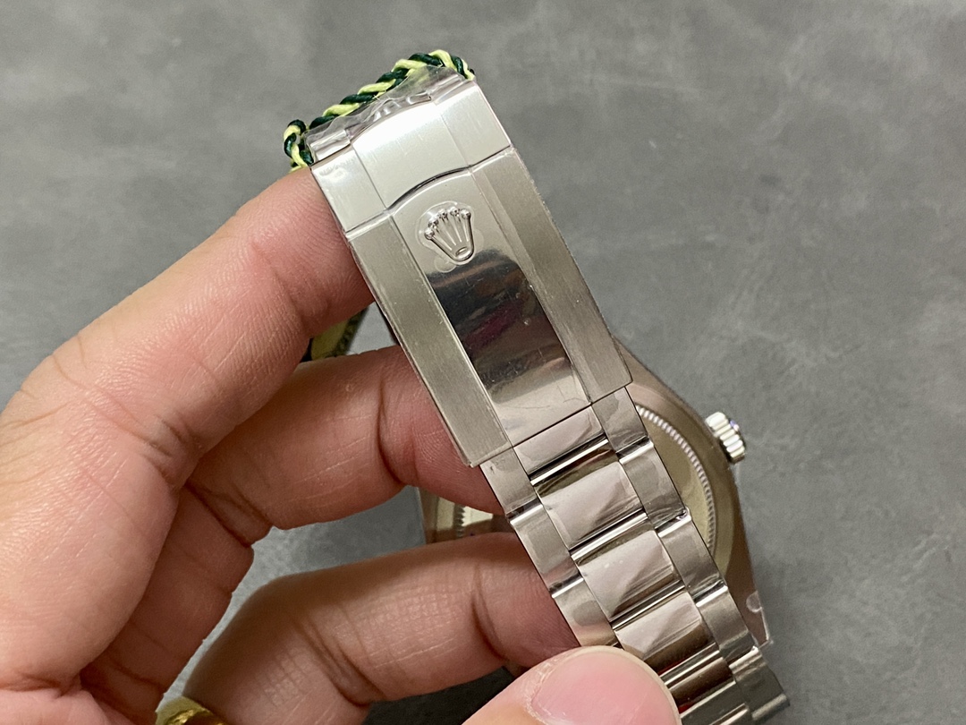 Rolex replica clasp with crown logo and ZF factory green sticker on the bracelet