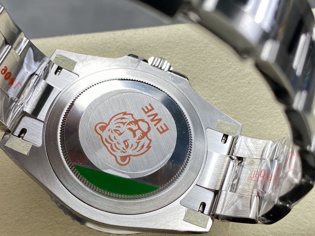 Fondello cassa Rolex replica con incisione tigre EWE factory e dettagli di lavorazione