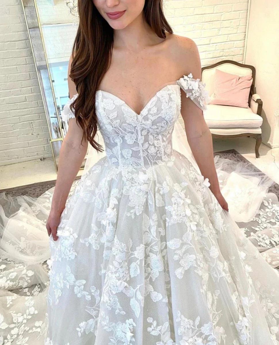 Gorgeous Ball Gown Sweetheart Lace Tulle Wedding Dresses