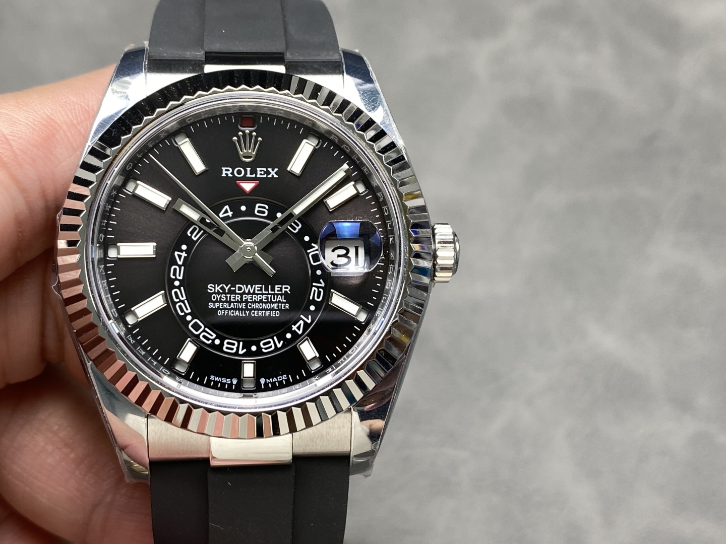 Replica Rolex Sky-Dweller con movimiento 9002, sujetada en la mano durante el Wrist Test