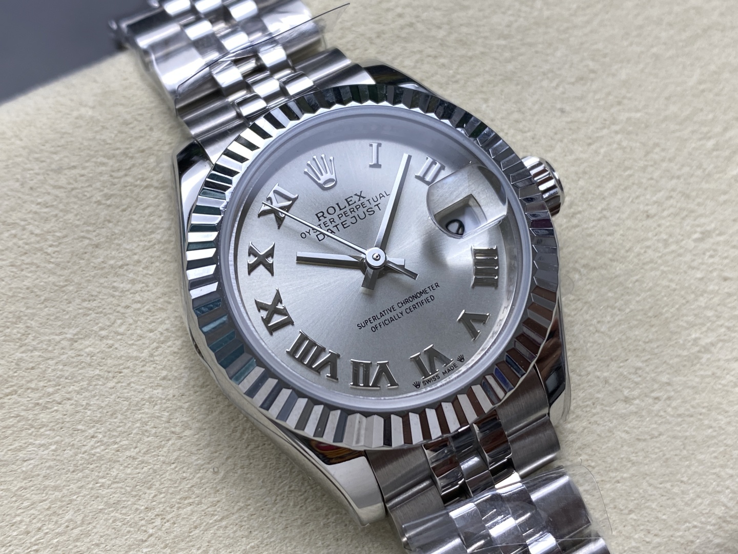 Réplica Rolex Datejust plateado, esfera con números romanos y bisel estriado