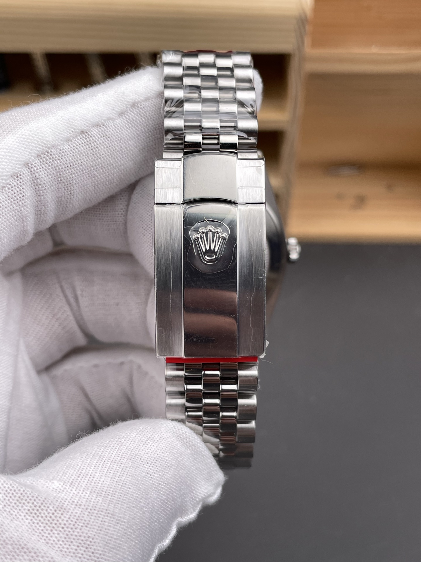 Jubilee bracelet clasp on replica rolex watches showing brushed and polished finishing