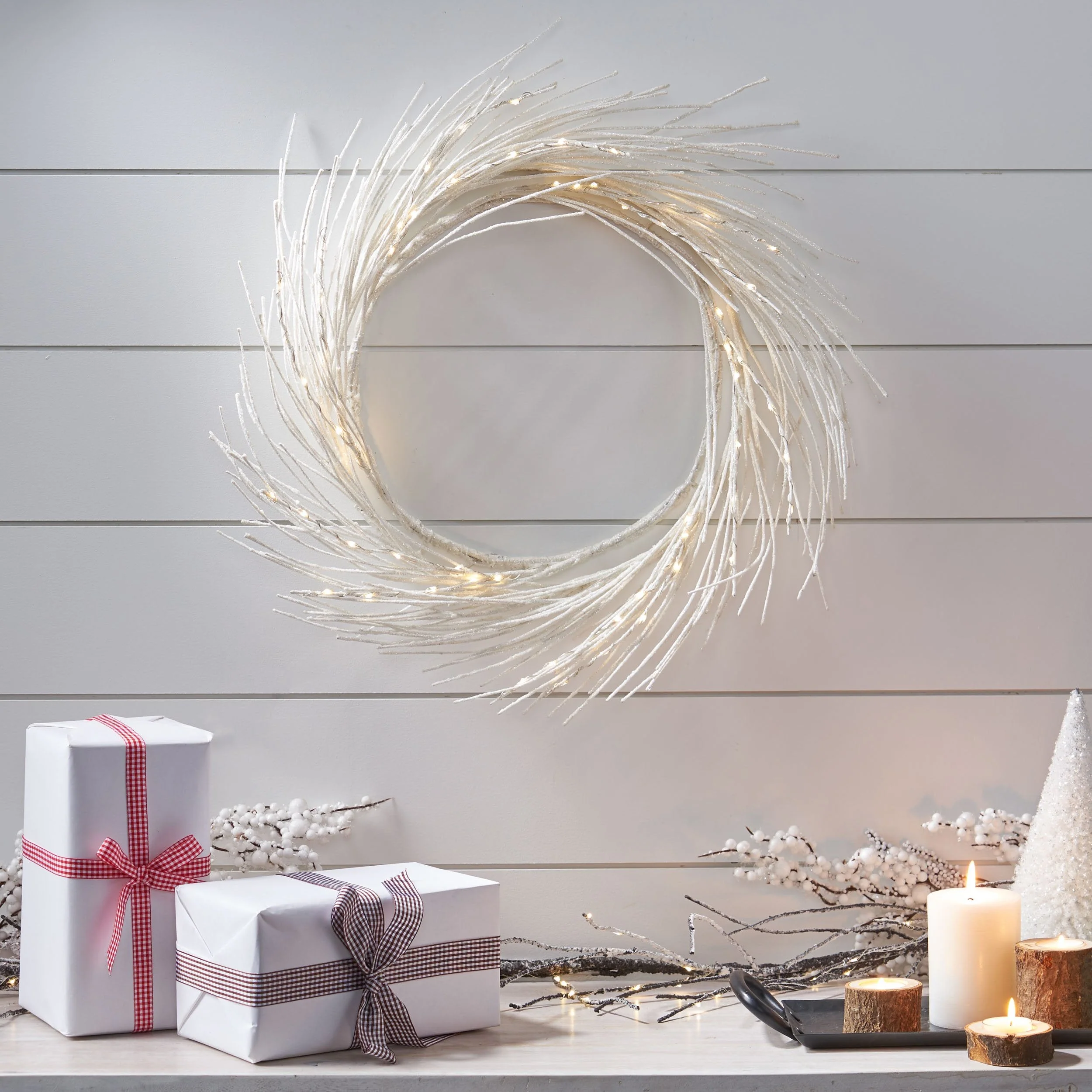 24 Pre-lit Warm White LED Artificial Christmas Wreath - NH866313