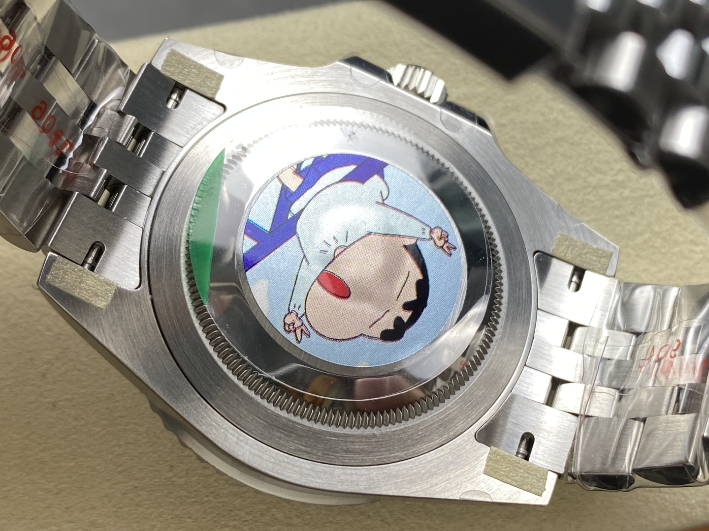 Rückansicht der Rolex GMT-Master II Replik mit transparentem Gehäuseboden, Shin-chan Illustration und Schrauben – ein besonderes Detail hochwertiger 3285 Modelle